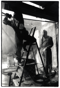 403427 Afbeelding van twee werknemers van het Rotterdamse sloopbedrijf Meuva tijdens het verwijderen van asbest uit de ...